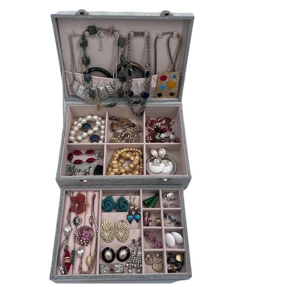 Vintage To Modern Costume Jewelry Mixed Lot Brooch Rings Necklace in Jewelry Box - Picture 14 of 14